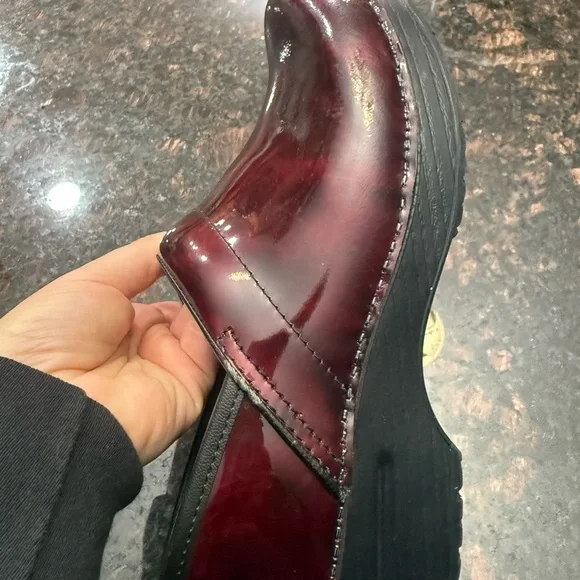 Dansko - patent leather clogs red/burgundy marbled color - Picture 6 of 9